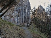 26 Sotto le pareti rocciose della Corna Maria...area vestizione per Ferrata-Il Nido dei Santacroce 